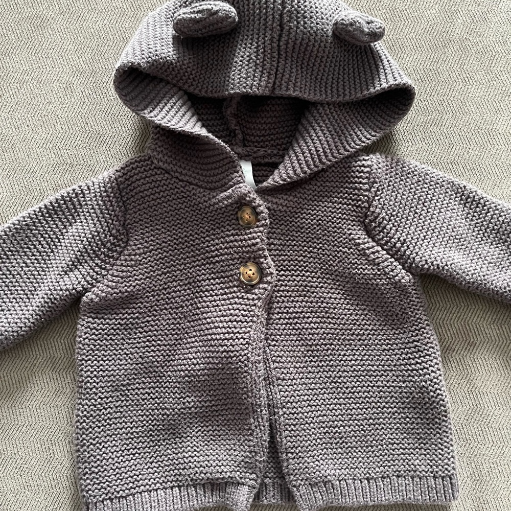 ⭐️ 3/$20. Bear Cardigan